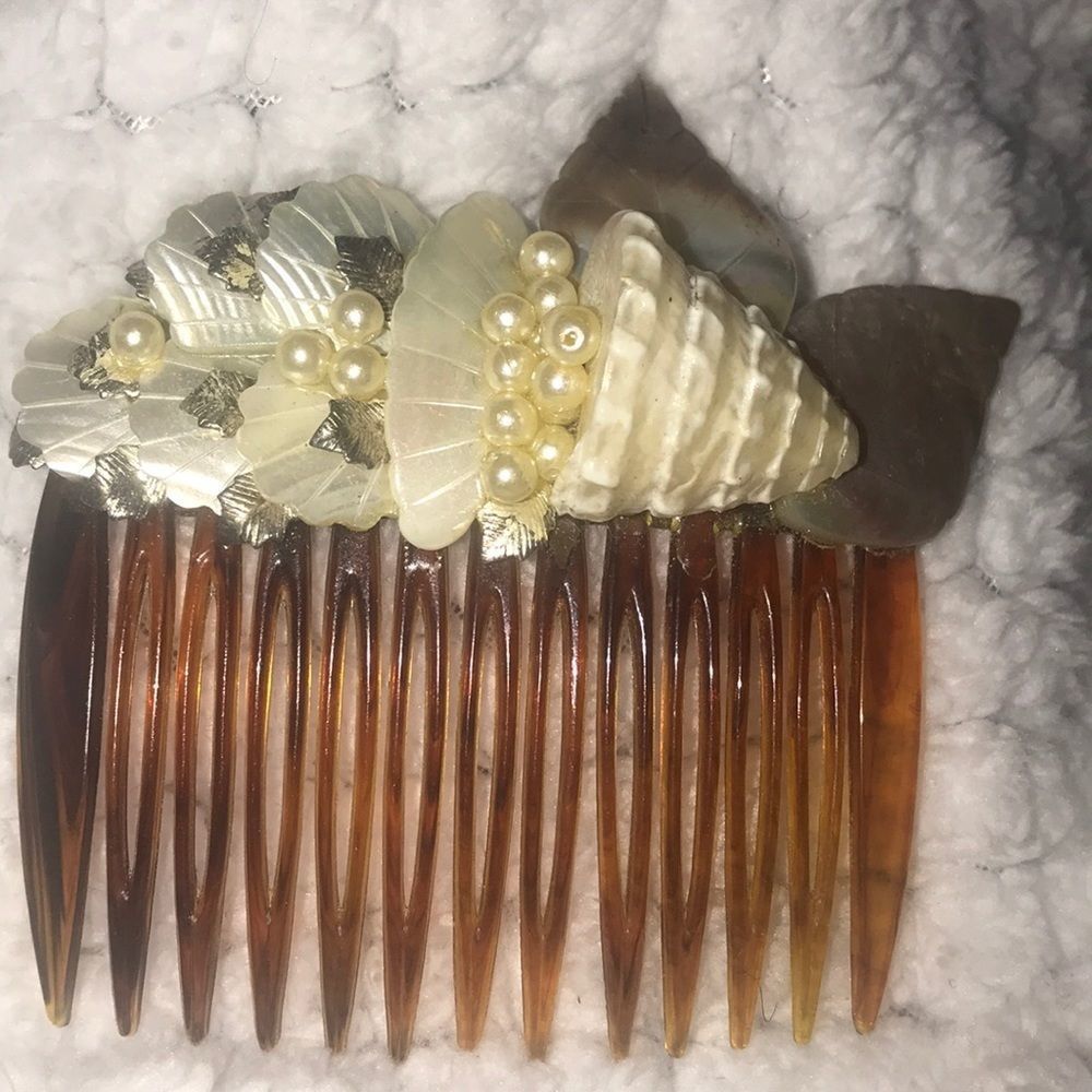 HANDCRAFTED SHELL COMB